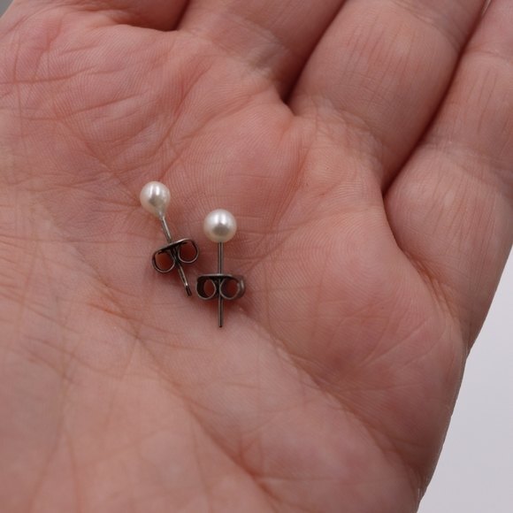 Set of 2 Children size Faux Pearl Bracelet & Earrings Set. - Picture 6 of 7